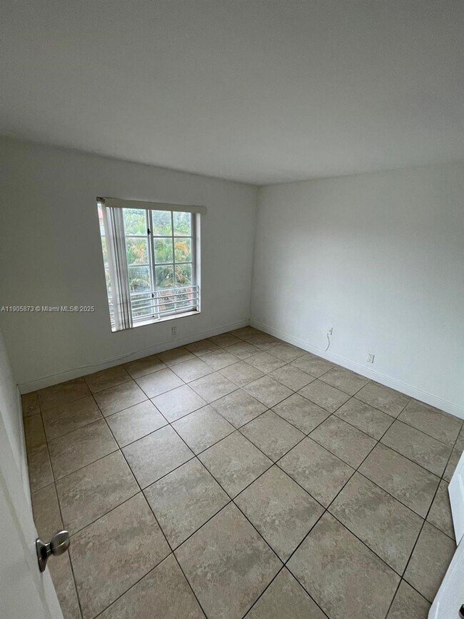 Building Photo - 5231 Geneva Ct