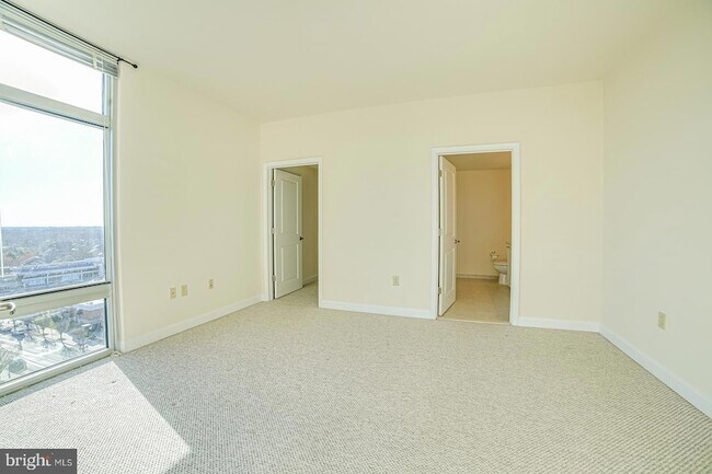 Building Photo - 5750 Bou Ave