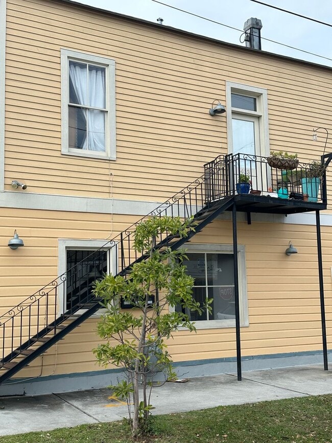 Building Photo - 3200 Banks St