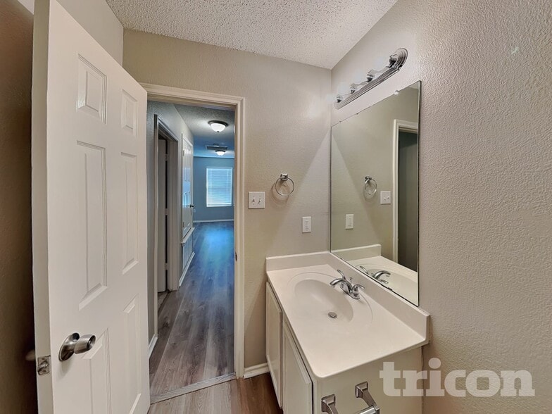 Building Photo - 210 Vivian Dr