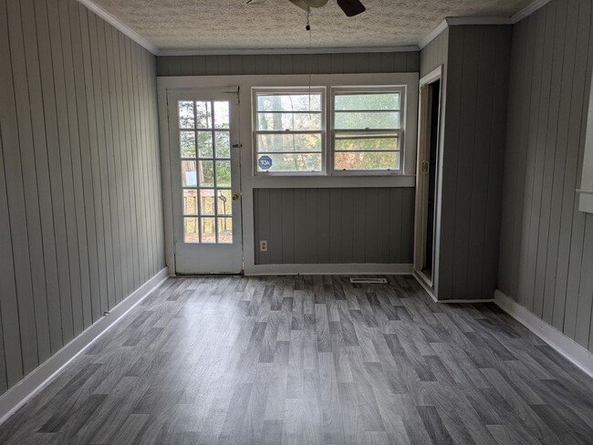 Building Photo - Newly remodeled 3 BR 1 bath home