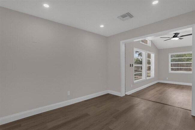 Building Photo - 518 Lavon Dr