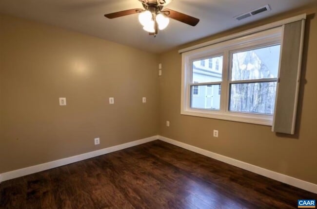Building Photo - 221 Azalea Dr