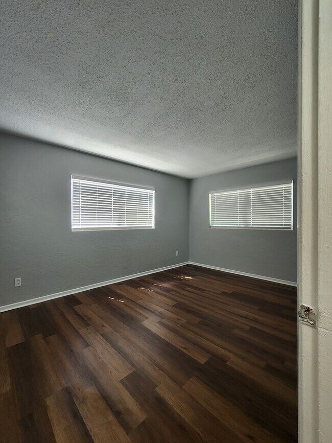 Building Photo - ** COMING SOON ** RENOVATED 2 Bedroom 1 Ba...