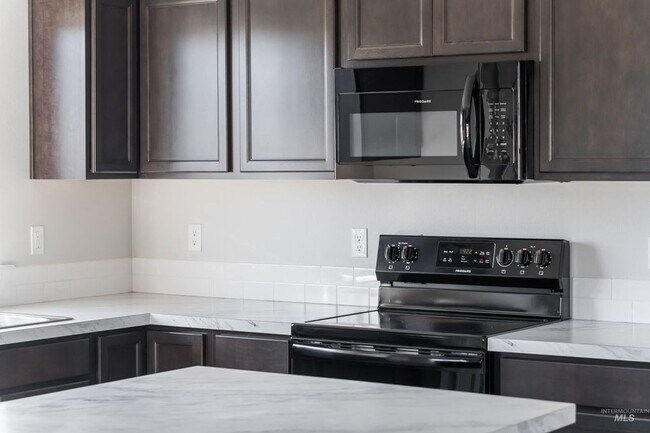 Building Photo - Beautiful Home with Bonus Room!