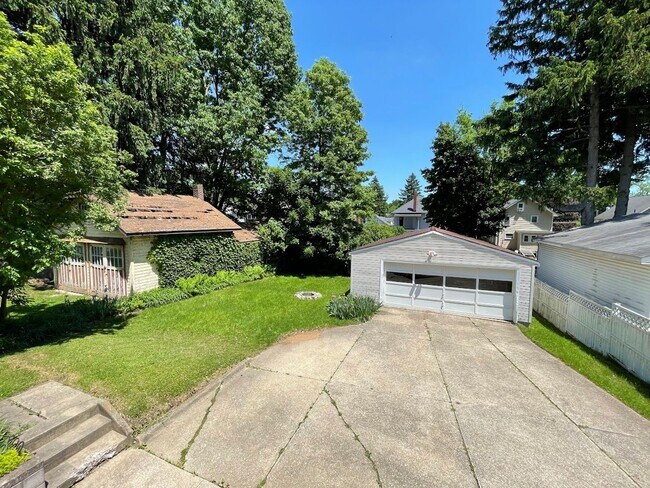 Building Photo - 2549 Elmwood St