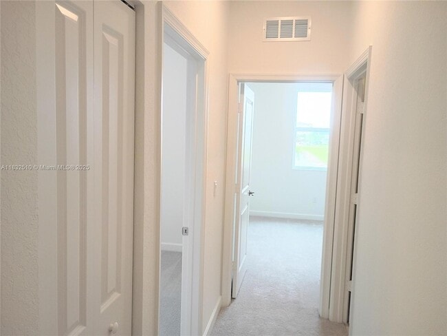 Building Photo - 329 SE Crossoak Ln