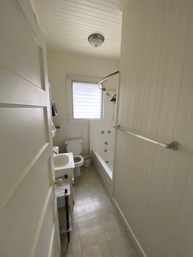 Building Photo - Spacious 4 bedroom 2 bath house.