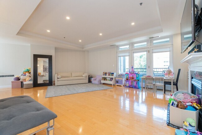 Building Photo - Amazing Brookline 3 bed 2.5 bath....