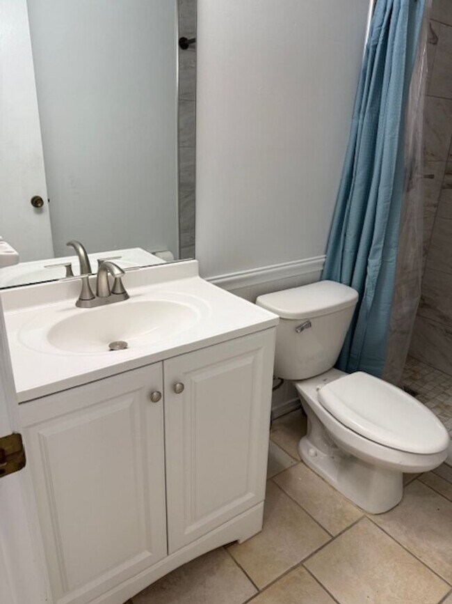 Building Photo - Move In Ready Condo in Woodside Villas