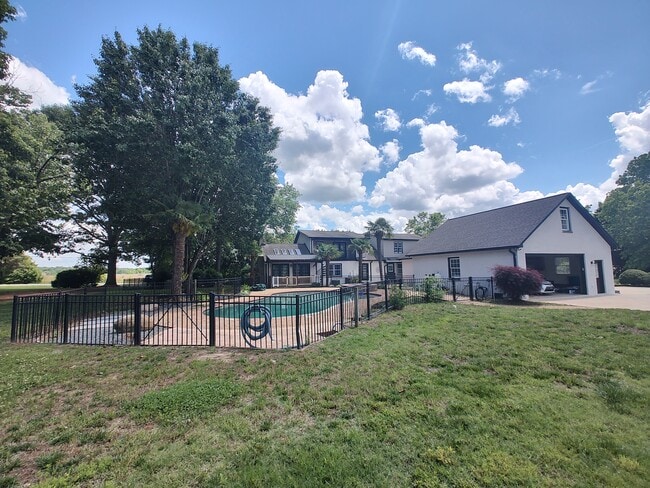 Building Photo - 8478 Rocky River Rd
