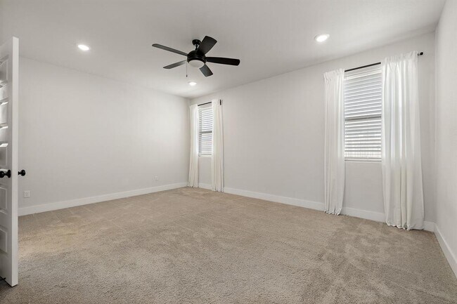 Building Photo - 113 Lyrebird Ln