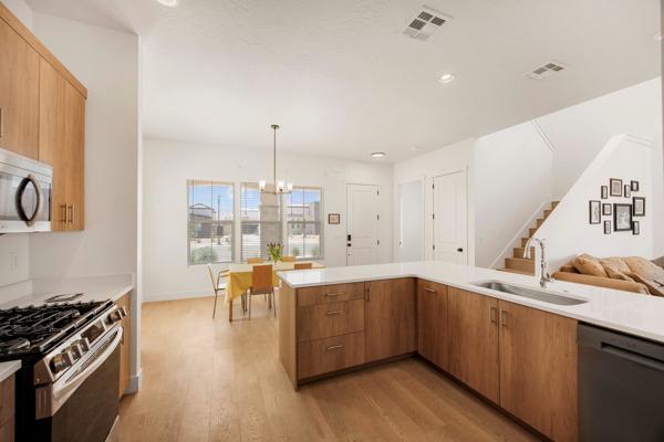 Building Photo - 672 W Cyn Pne Dr