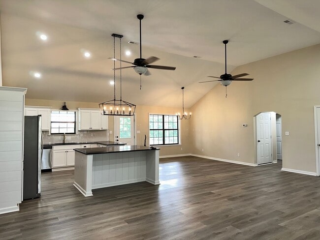 Building Photo - New Brockton, AL!