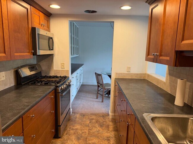 Building Photo - 300 Drummers Ln