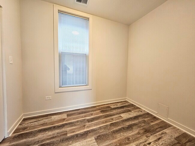Building Photo - 2216 W 21st Pl