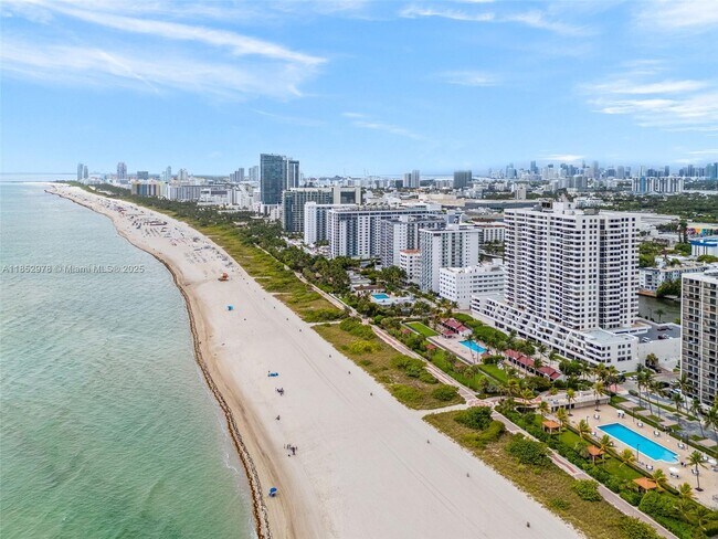 Building Photo - 2555 Collins Ave