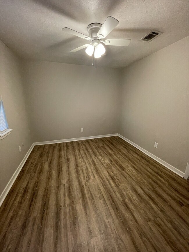 Building Photo - 2118 Thousand Oaks Dr