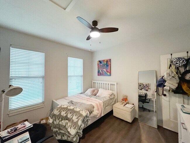 Building Photo - Rosemary Square - Lovely 3 Bedroom, 3 Bath...