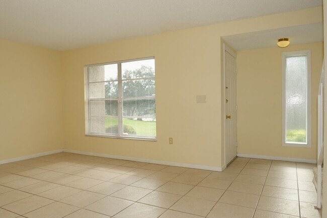 Building Photo - Desirable Maitland townhome
