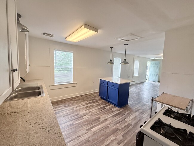 Building Photo - 2116 Creole St