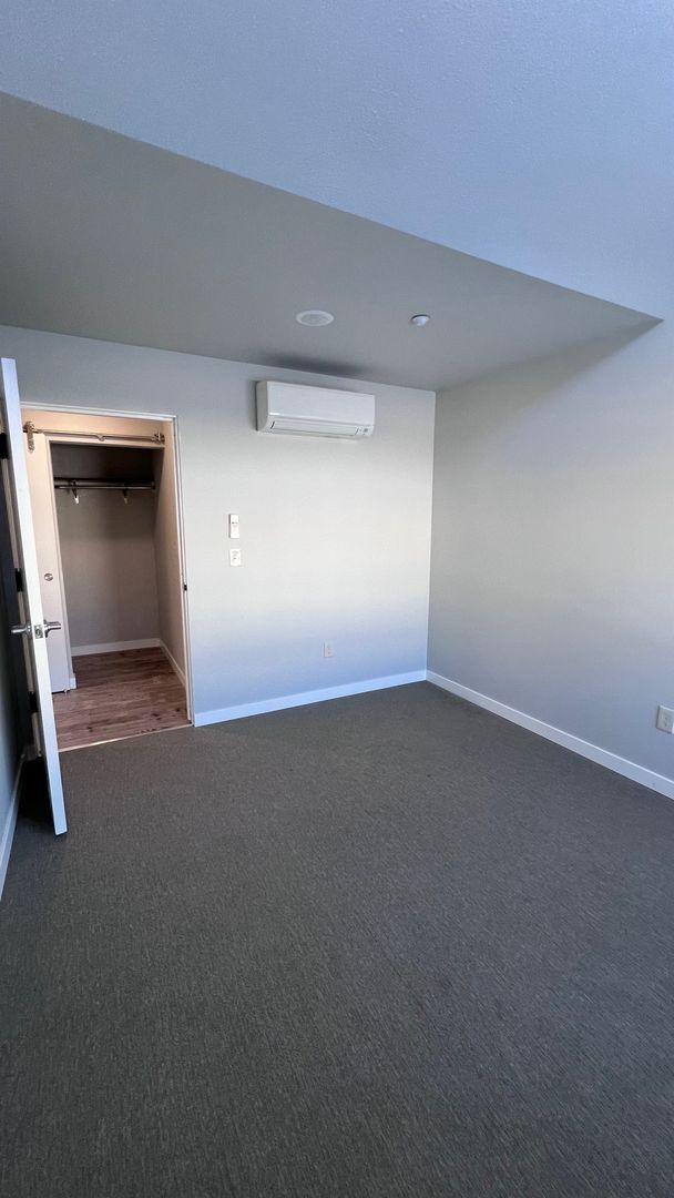 Building Photo - Half Off First Months Rent in Davenport!