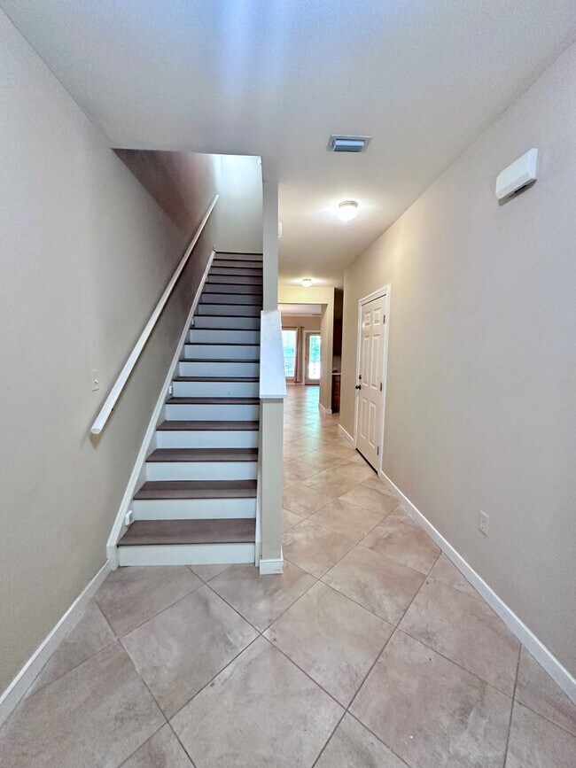 Building Photo - 50% OFF 1ST MONTH RENT ----- Adorable 3B/2.5B Unfurnished Townhome located in Twin Lakes Neighbor...