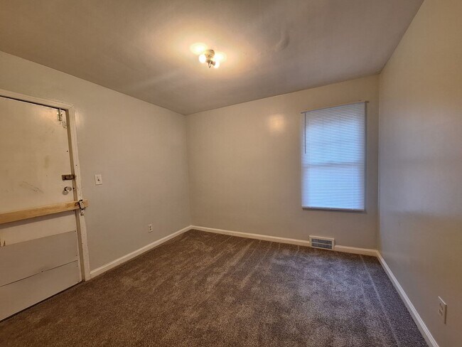 Building Photo - Charming 3 bedroom brick bungalow