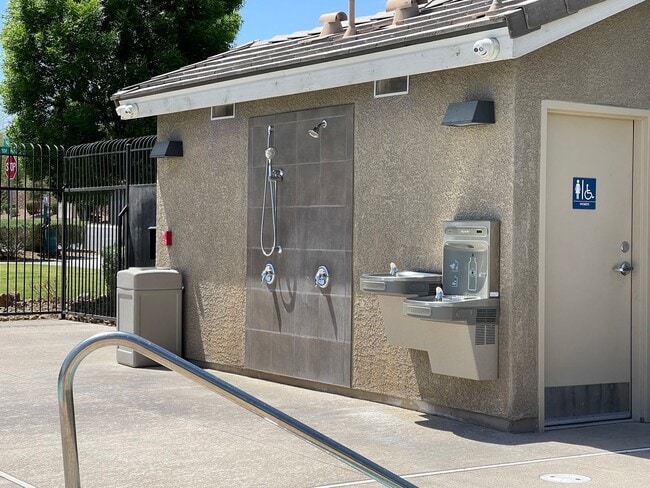 Building Photo - 3 BED 2.5 BATH 2 CAR GARAGE HOME w/ LOFT &...