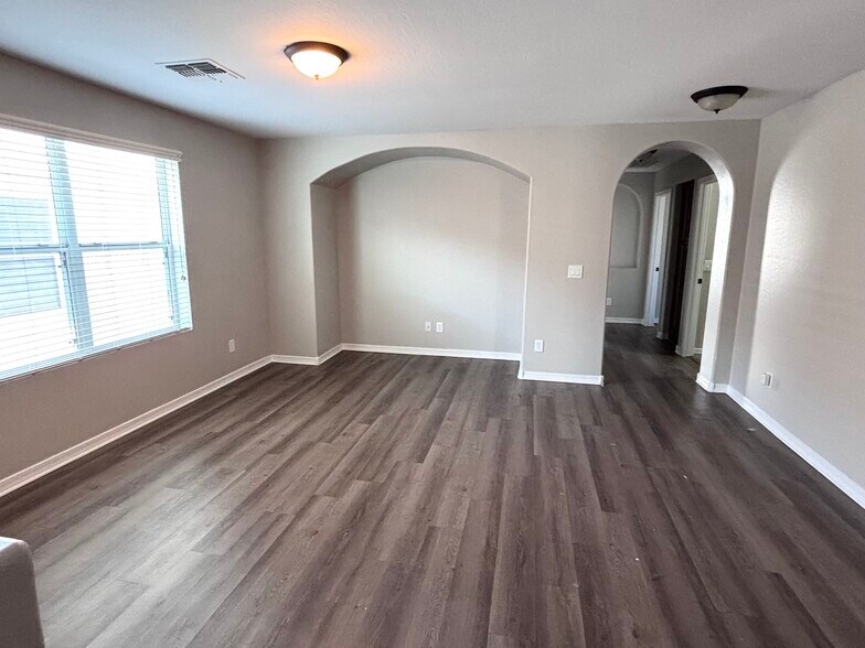 Building Photo - 947 S Utilis Dr