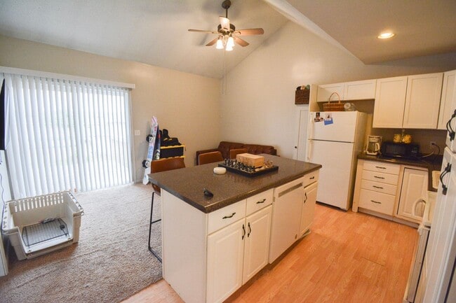 Building Photo - Adorable 2 bedroom home with garage just b...
