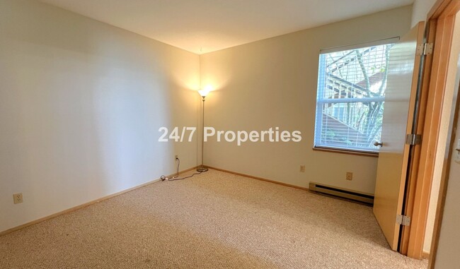 Building Photo - Hilltop 1BD I 1BA Condo + FREE month of re...