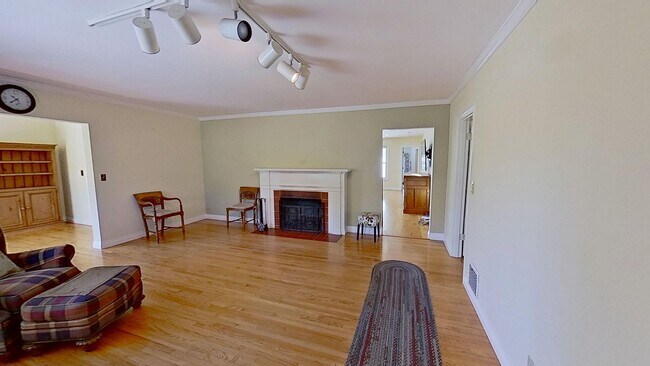 Building Photo - Amazing and Spacious 3 bed / 2 bath home! ...