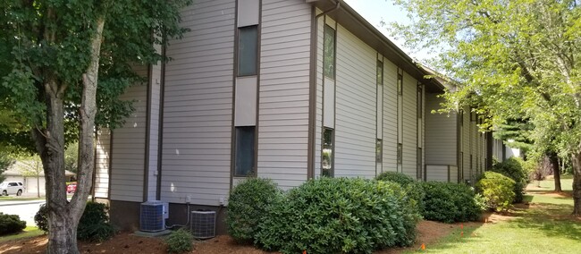 Back side of unit. All four walls do not adjoin any other unit - 17 Racquet Club Rd