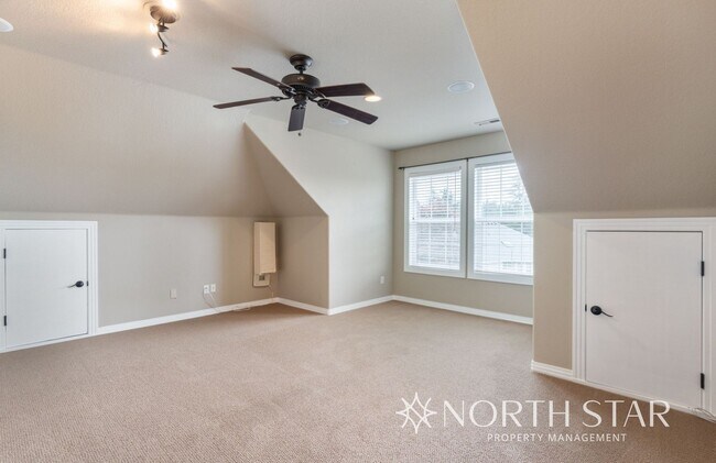 Building Photo - Spacious Elegance in Lake Oswego