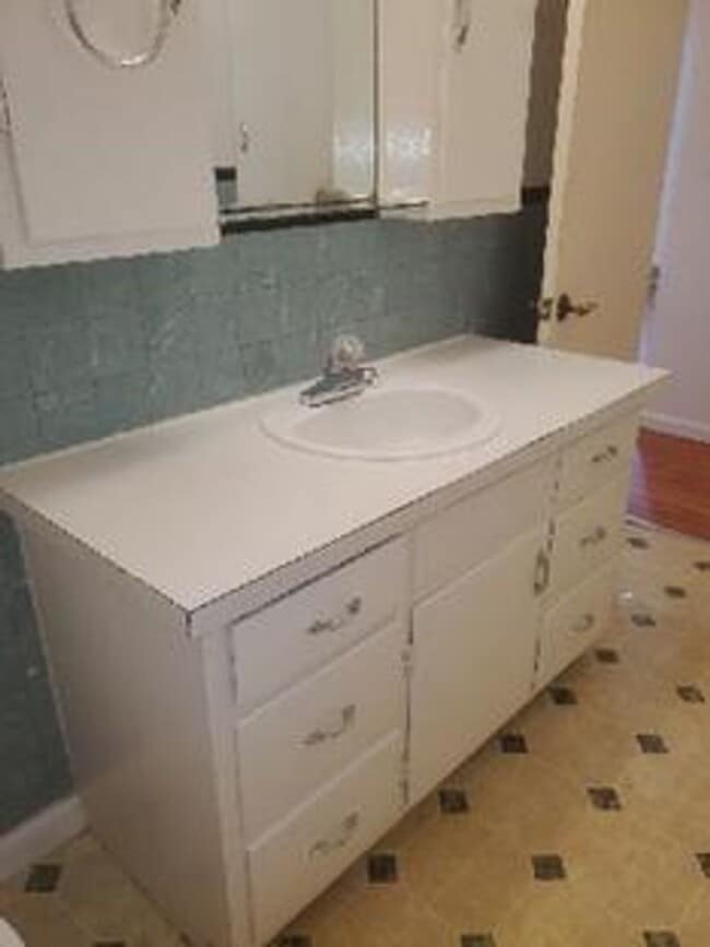 Building Photo - STUDENTS WELCOME! 4 Bed 2 Bath House 1 Block North of CSU