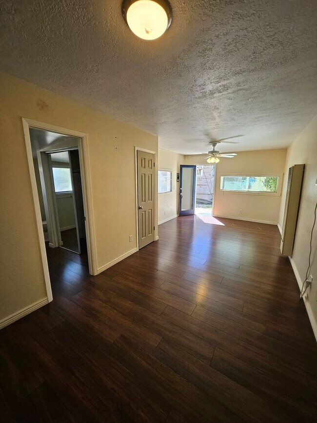 Building Photo - 911 Fruit Ave NW