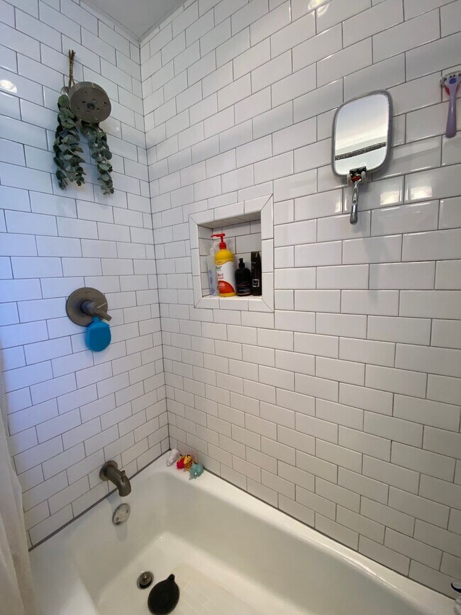 Building Photo - Darling renal in Lortondale