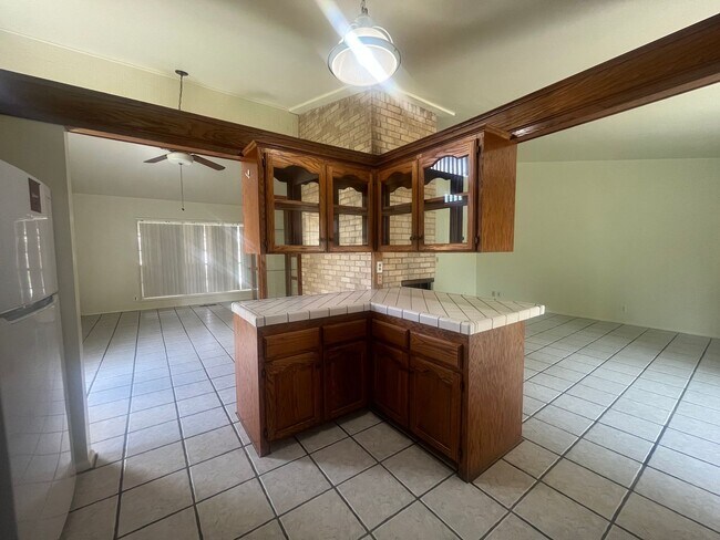 Building Photo - Light, bright, & Move- In ready with ultimate flexibility!