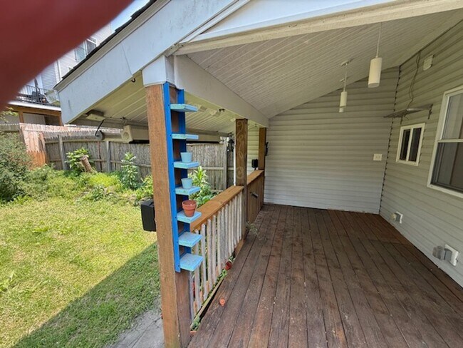 Building Photo - Charming 2 Bed, 2.5 Bath Home with Den & B...