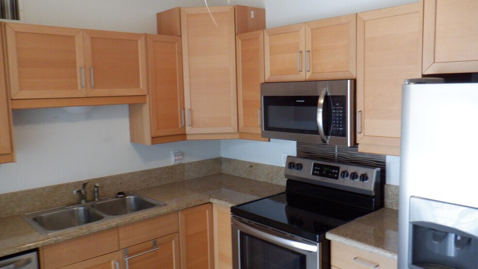 Building Photo - 712 N Santa Barbara #16