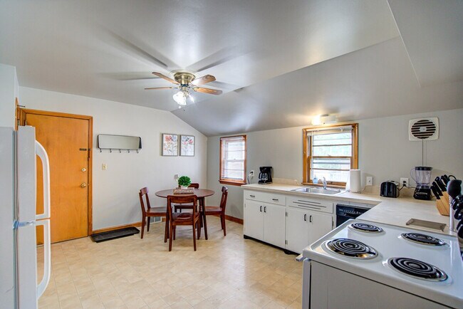 Building Photo - 3120 S 30th St