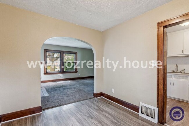 Building Photo - 447 Sunset Blvd