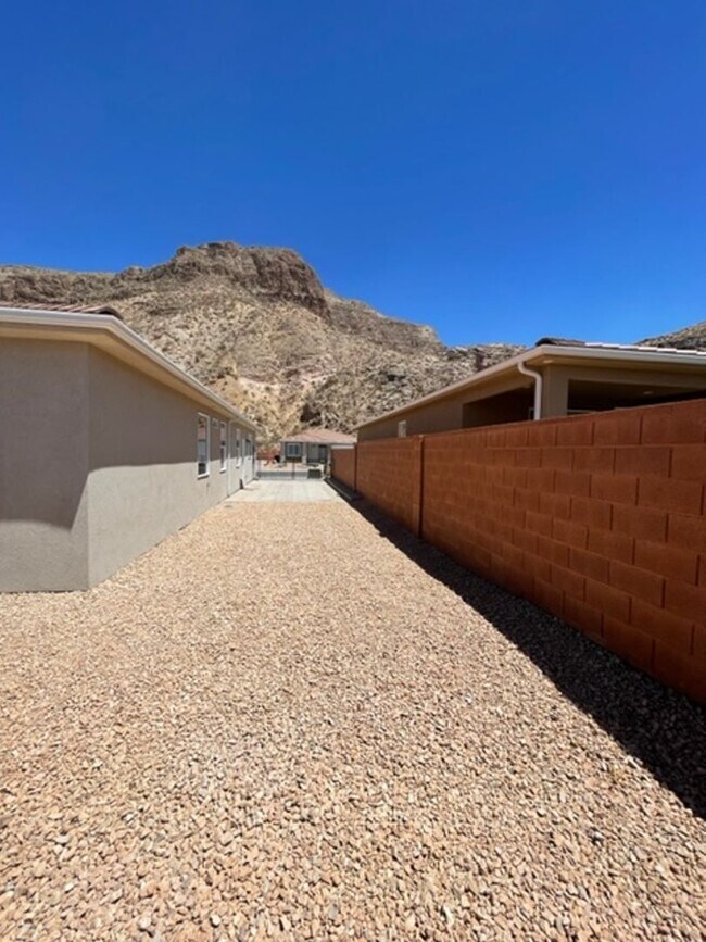 Building Photo - 2446 S 630 W