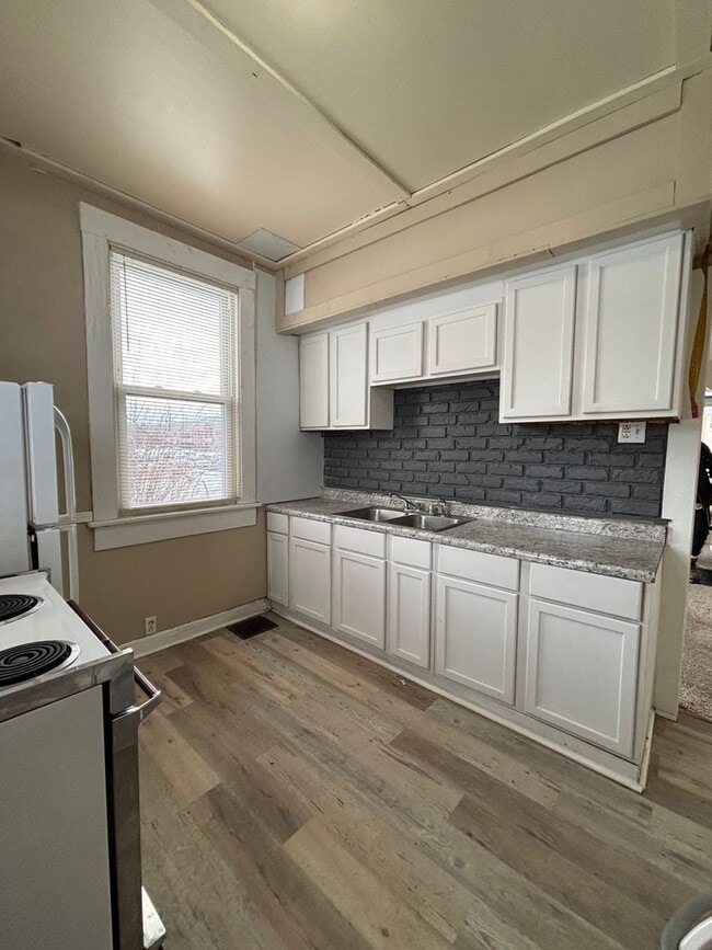 Building Photo - 2 Bdrm 1 Bath 1st Floor Apartment