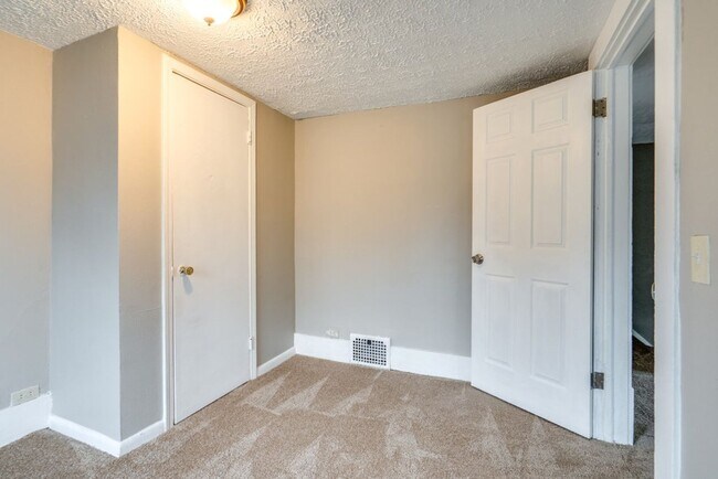 Building Photo - Spacious 3 Bedroom Akron Home