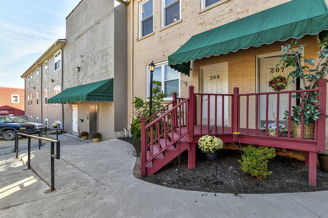 Primary Photo - St. Clairsville Courtyard