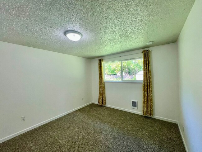 Building Photo - (#724) Duplex Near Squaxin Park - Water/Se...