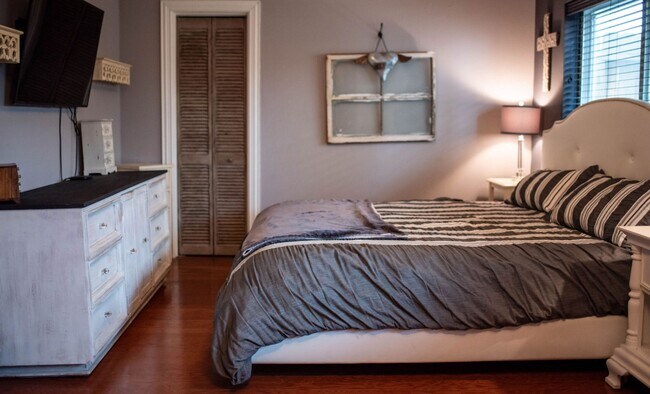 Building Photo - 1911 Shadow Bend Dr