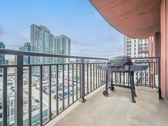 Building Photo - 330 N Jefferson St